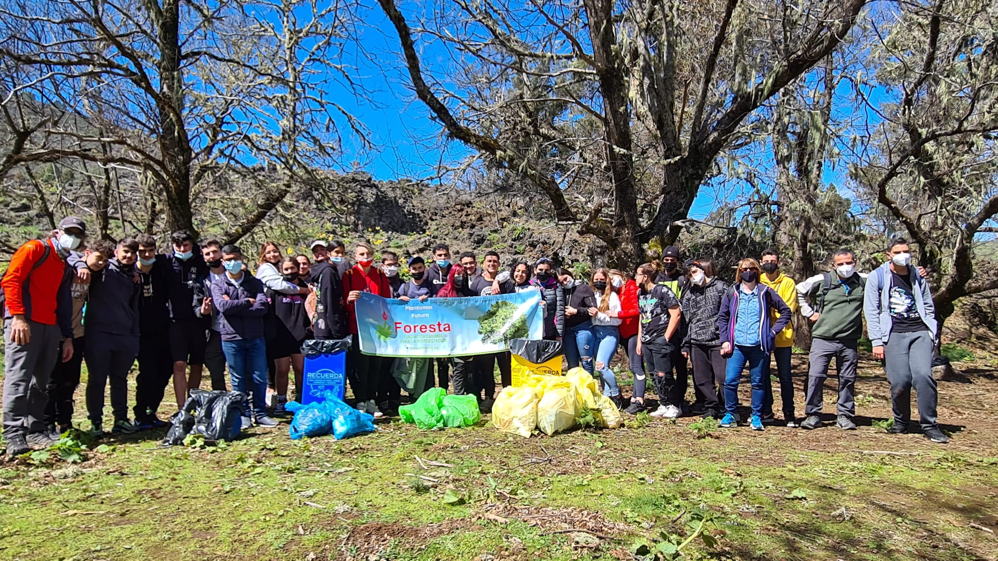 Foresta realiza una actividad de limpieza con 33 estudiantes en contra de la ‘basuraleza’ en Valleseco